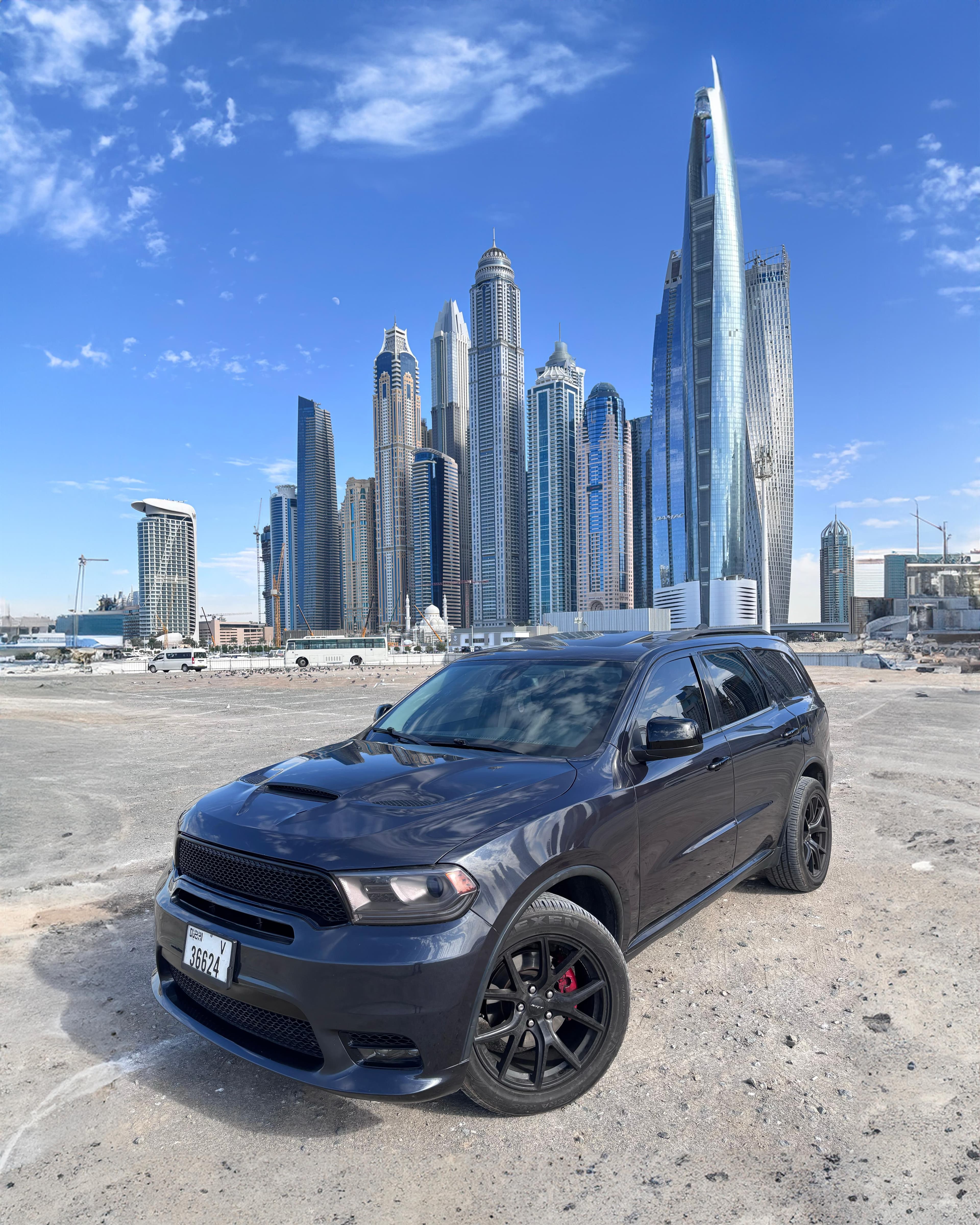 A DubaiBro sötétkék Dodge Durango GT-je Dubaj felhőkarcolói előtt